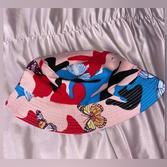 2 camouflage Butterfly Bucket Hats in blue and pink - Picture 5 of 6